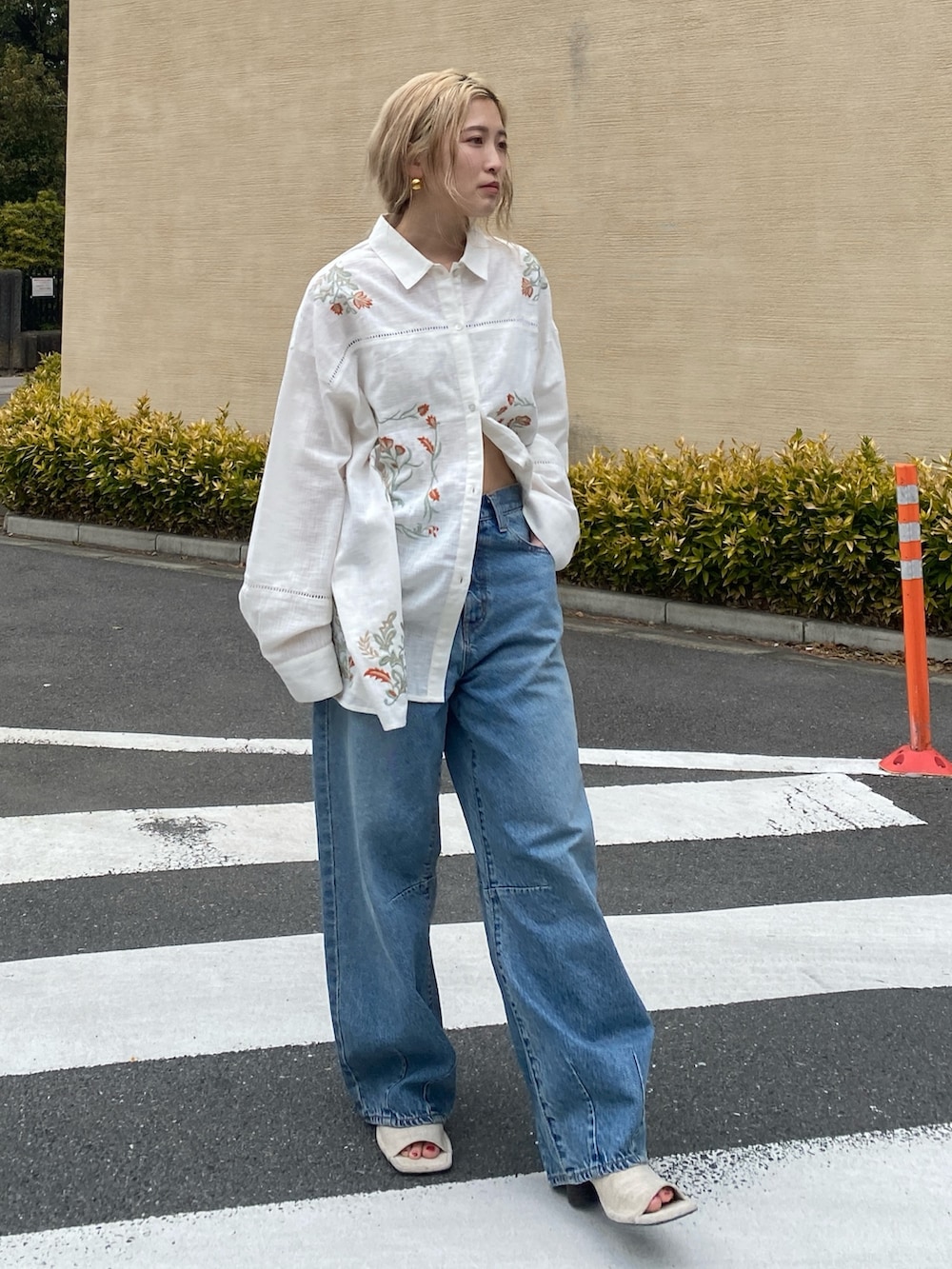 ホワイト系のシャツ/ブラウス、ブルー系のデニムパンツ、ホワイト系のサンダルを着用したレディースの春コーディネートの2枚目の写真