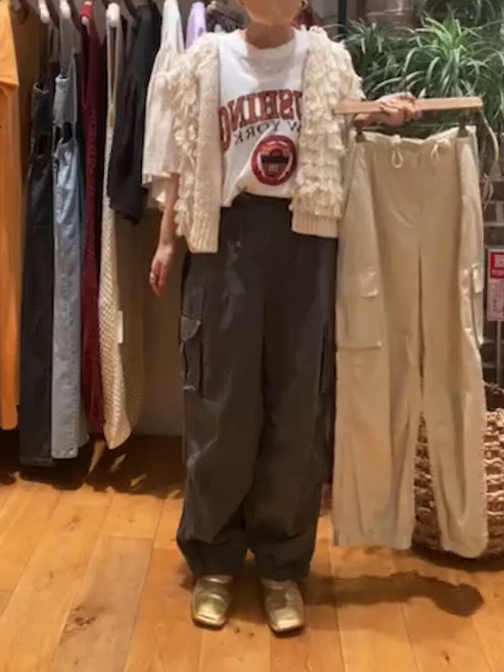 ホワイト系のTシャツ/カットソー、ホワイト系のベスト、ベージュ系のカーゴパンツを着用したレディースの秋コーディネートの2枚目の写真