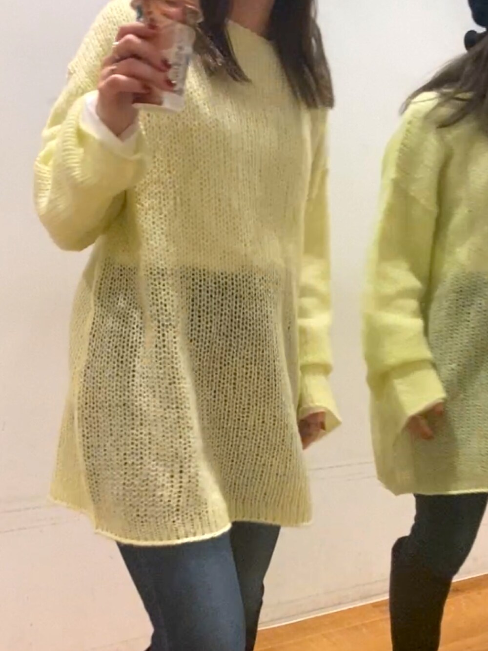 イエロー系のニット/セーター、ホワイト系のTシャツ/カットソー、ブラック系のブーツを着用したレディースの秋コーディネートの3枚目の写真
