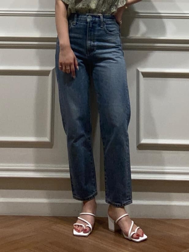 ホワイト系のサンダル、グリーン系のシャツ/ブラウス、ブルー系のデニムパンツを着用したレディースの夏コーディネートの4枚目の写真