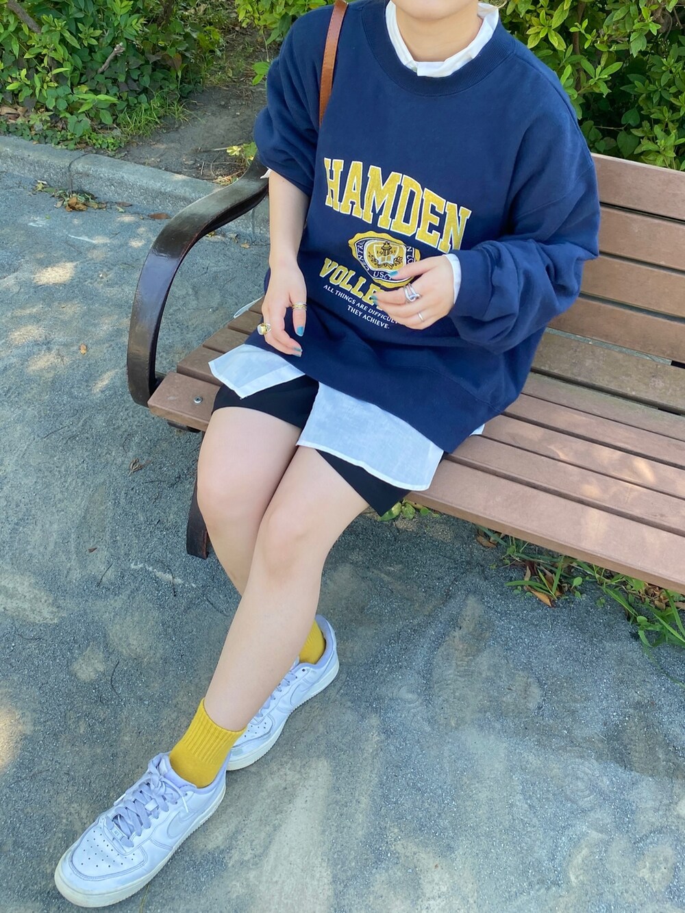 ブルー系のスウェット、ホワイト系のシャツ/ブラウス、ブラウン系のメガネを着用したレディースの夏コーディネートの3枚目の写真