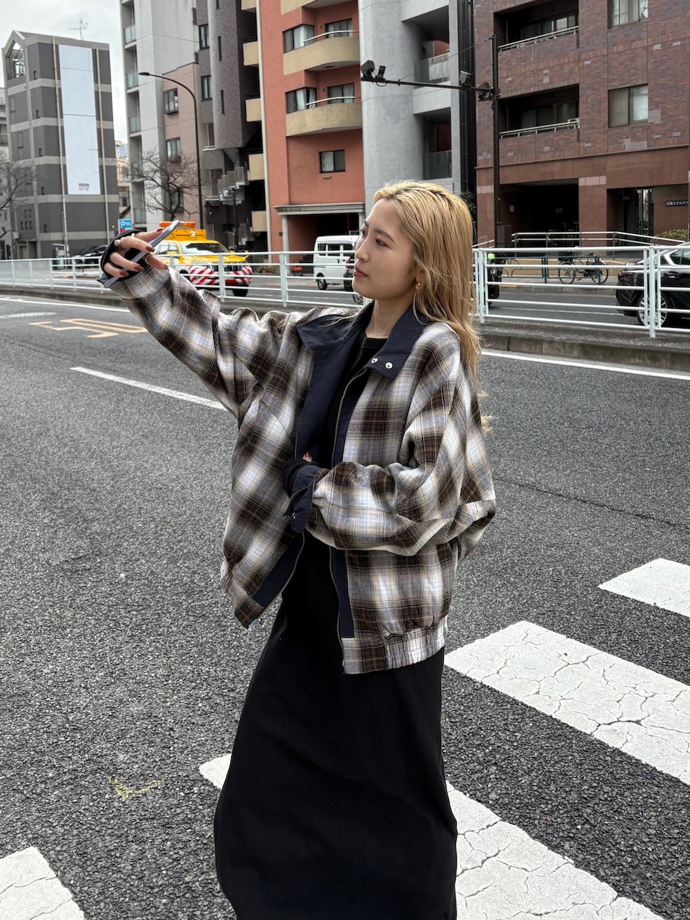 ブラック系のワンピース、ブルー系のスニーカーを着用したレディースの冬コーディネートの4枚目の写真