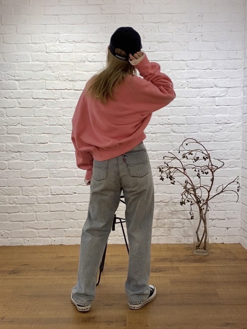 ブルー系のデニムパンツ、ホワイト系のTシャツ/カットソー、ピンク系のスウェットを着用したレディースの秋コーディネートの5枚目の写真