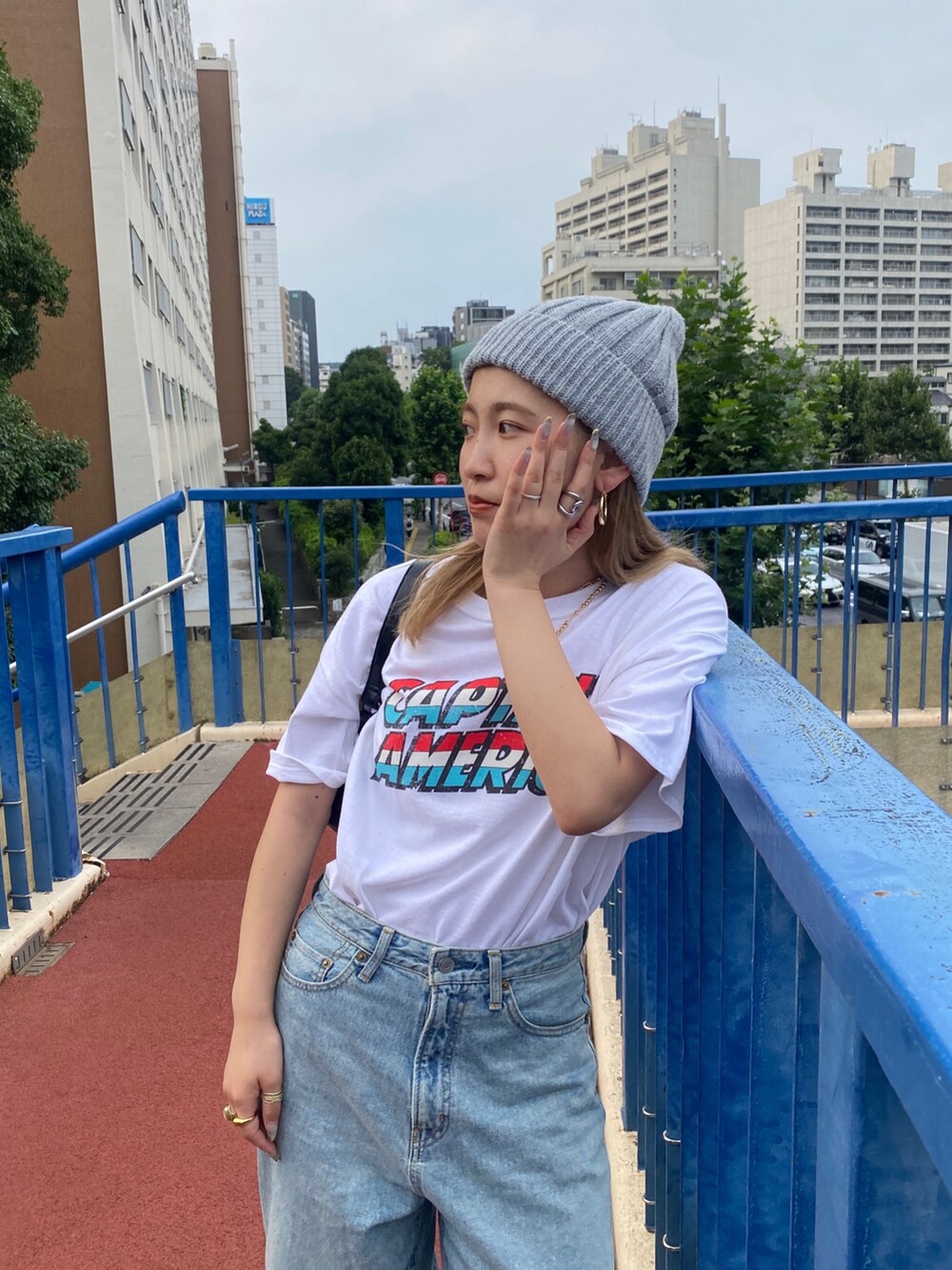 ホワイト系のTシャツ/カットソー、ブルー系のデニムパンツ、グレー系のニットキャップ/ビーニーを着用したレディースの夏コーディネートの2枚目の写真