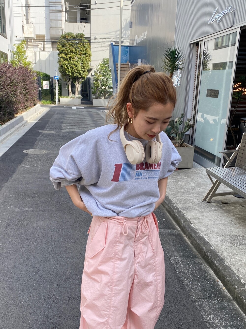 グレー系のスウェット、ピンク系のその他パンツ、ホワイト系のサンダルを着用したレディースの冬コーディネートの4枚目の写真