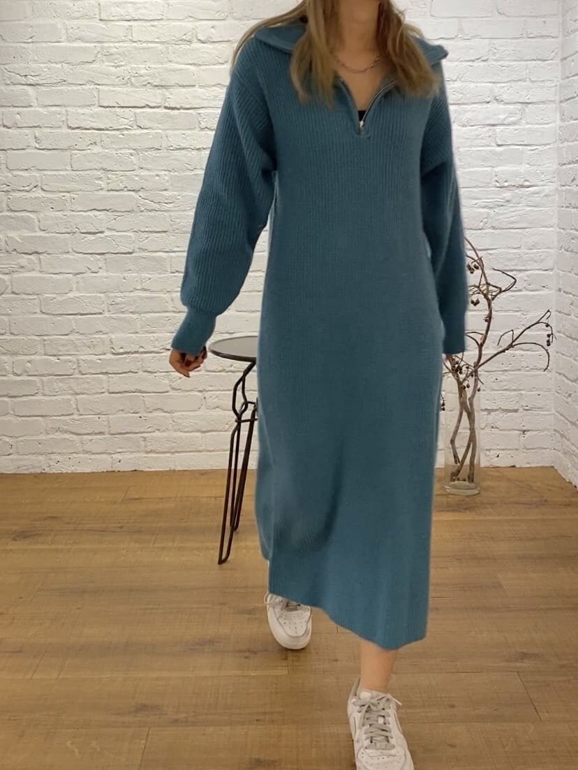 ブルー系のワンピース、ブラック系のメガネ、ブラック系のニットキャップ/ビーニーを着用したレディースの秋コーディネートの4枚目の写真