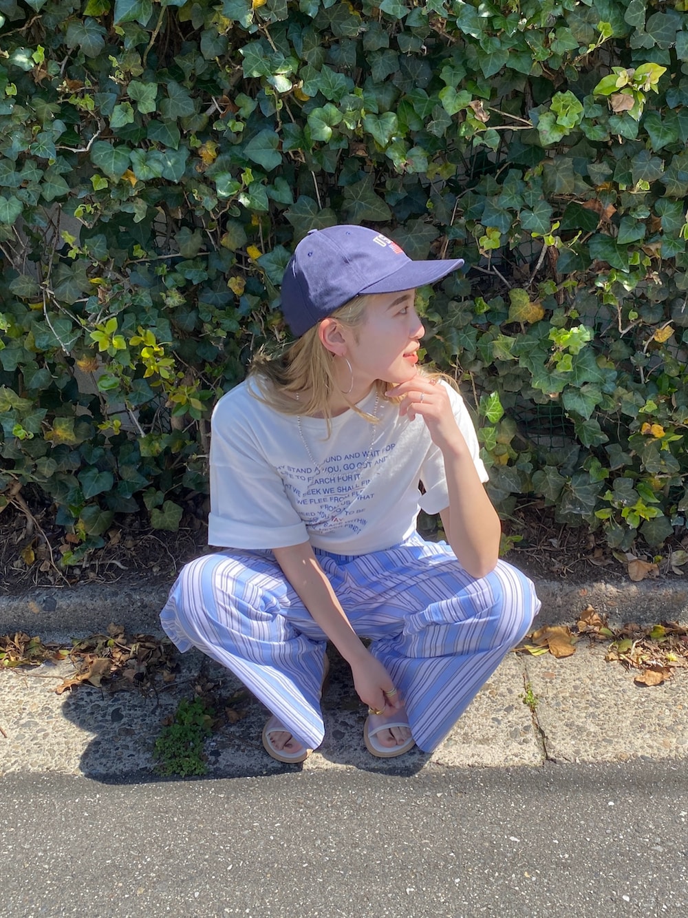 ホワイト系のTシャツ/カットソー、ブルー系のその他パンツ、ホワイト系のサンダルを着用したレディースの春コーディネートの3枚目の写真