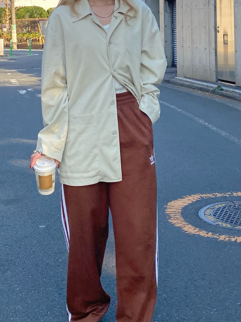 ホワイト系のテーラードジャケット、ホワイト系のパンプスを着用したレディースの冬コーディネートの4枚目の写真