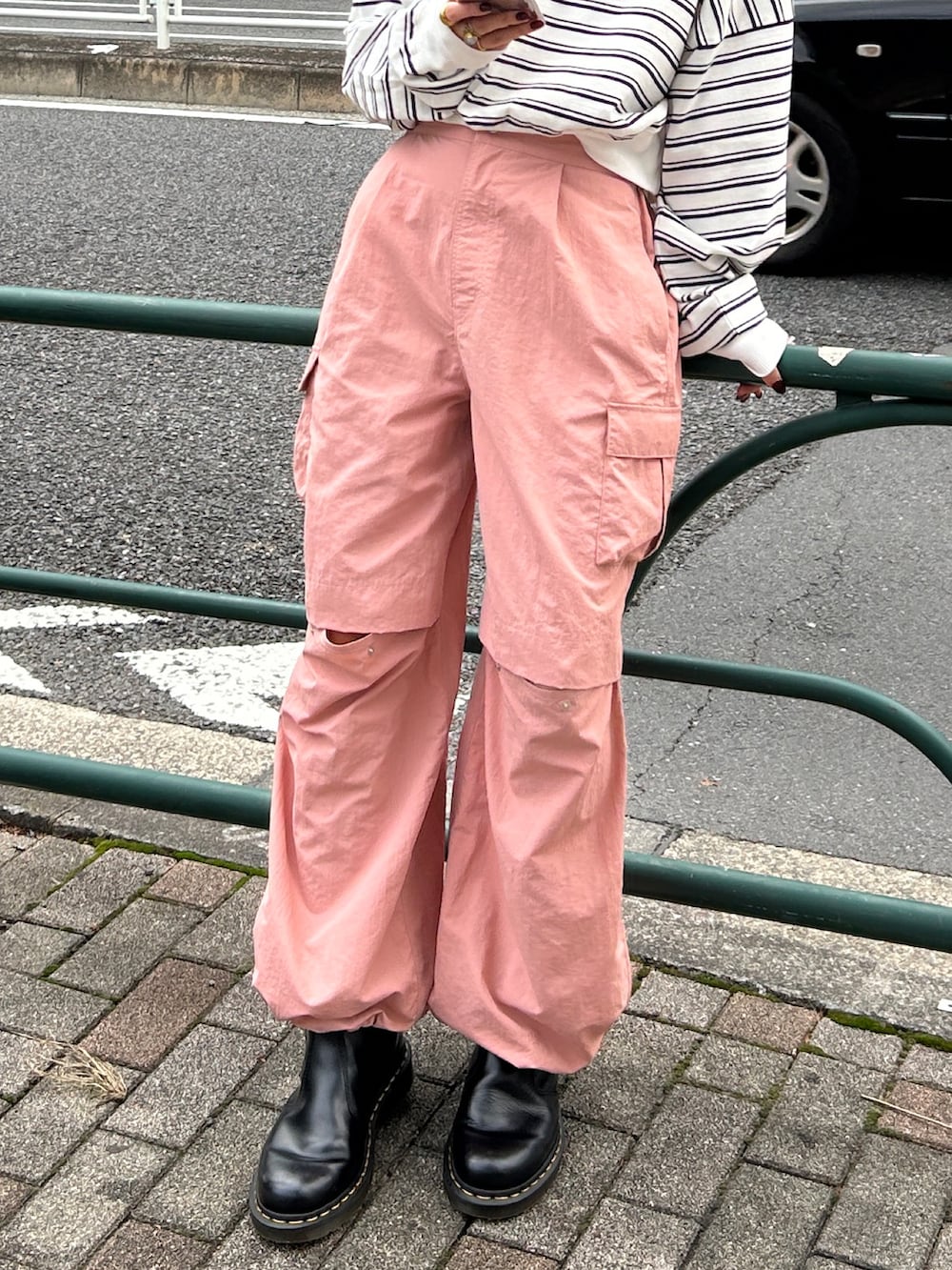 ホワイト系のTシャツ/カットソー、ピンク系のその他パンツを着用したレディースの冬コーディネートの3枚目の写真