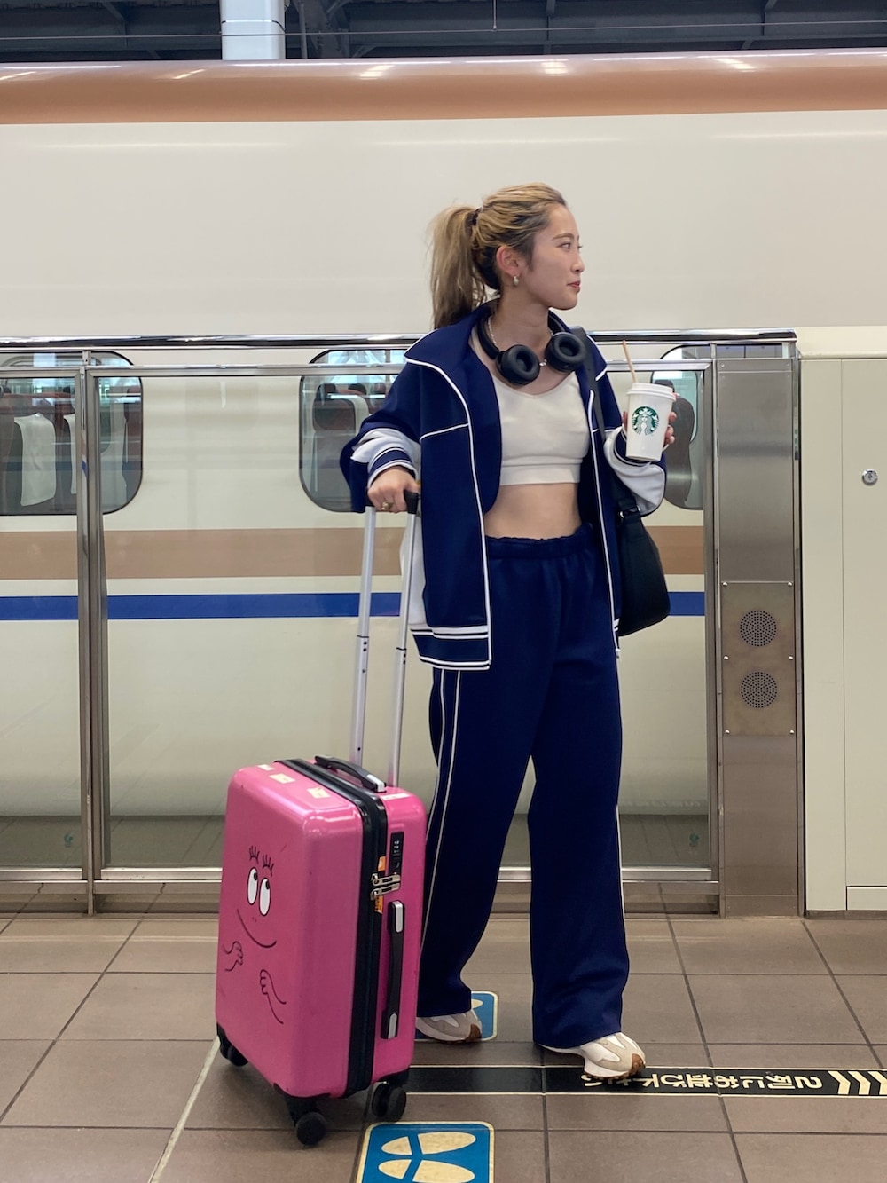 ブルー系のブルゾン、ブルー系のその他パンツを着用したレディースの秋コーディネートの3枚目の写真