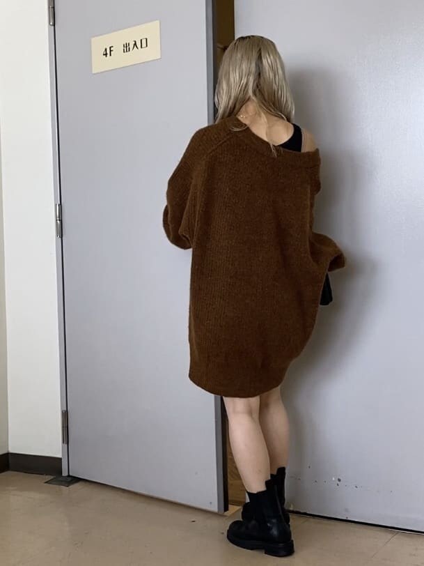 ブラック系のブーツ、ブラウン系のカーディガン/ボレロ、ブラック系のその他パンツを着用したレディースの夏コーディネートの3枚目の写真