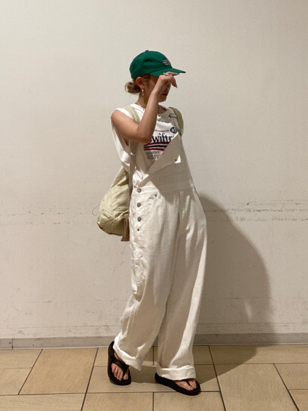 ホワイト系のTシャツ/カットソー、グリーン系のキャップを着用したレディースの夏コーディネートの2枚目の写真