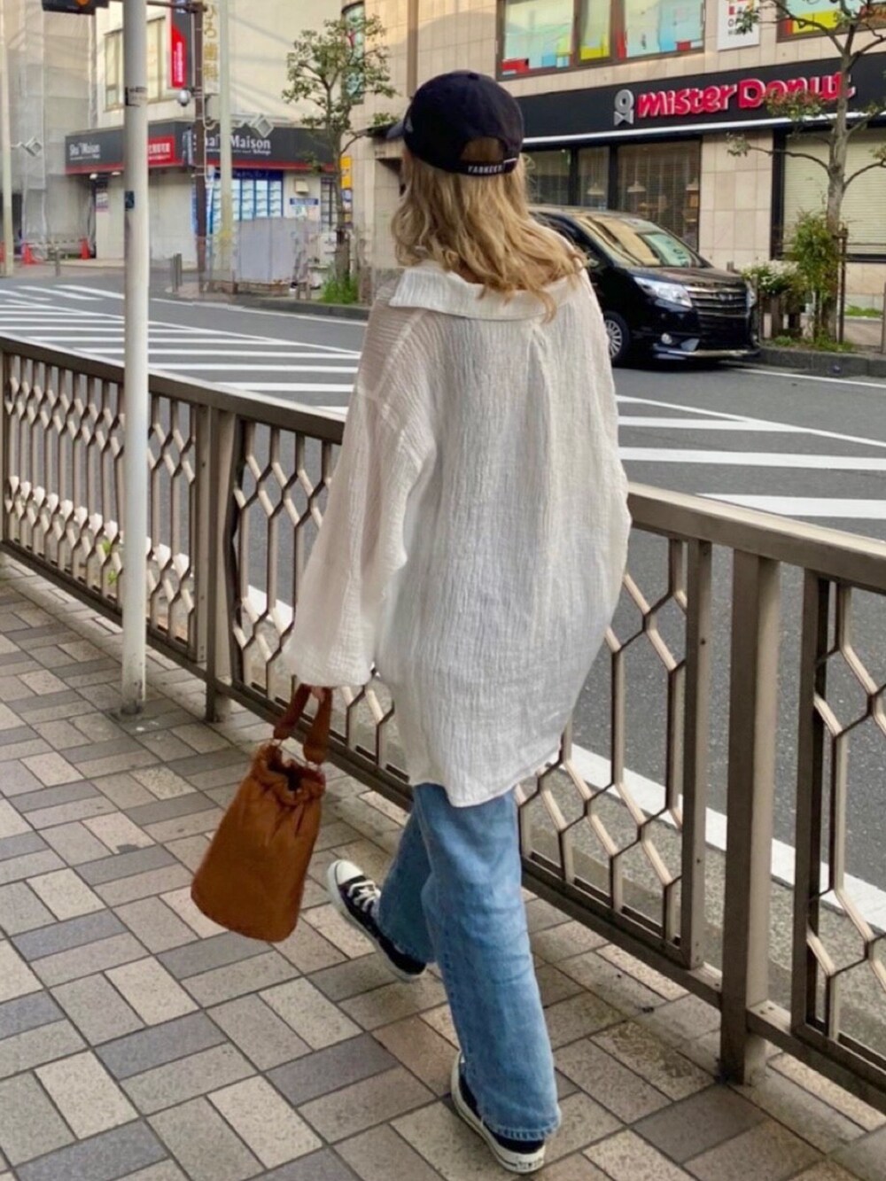 ホワイト系のシャツ/ブラウス、グレー系のタンクトップ、ブルー系のデニムパンツを着用したレディースの春コーディネートの4枚目の写真