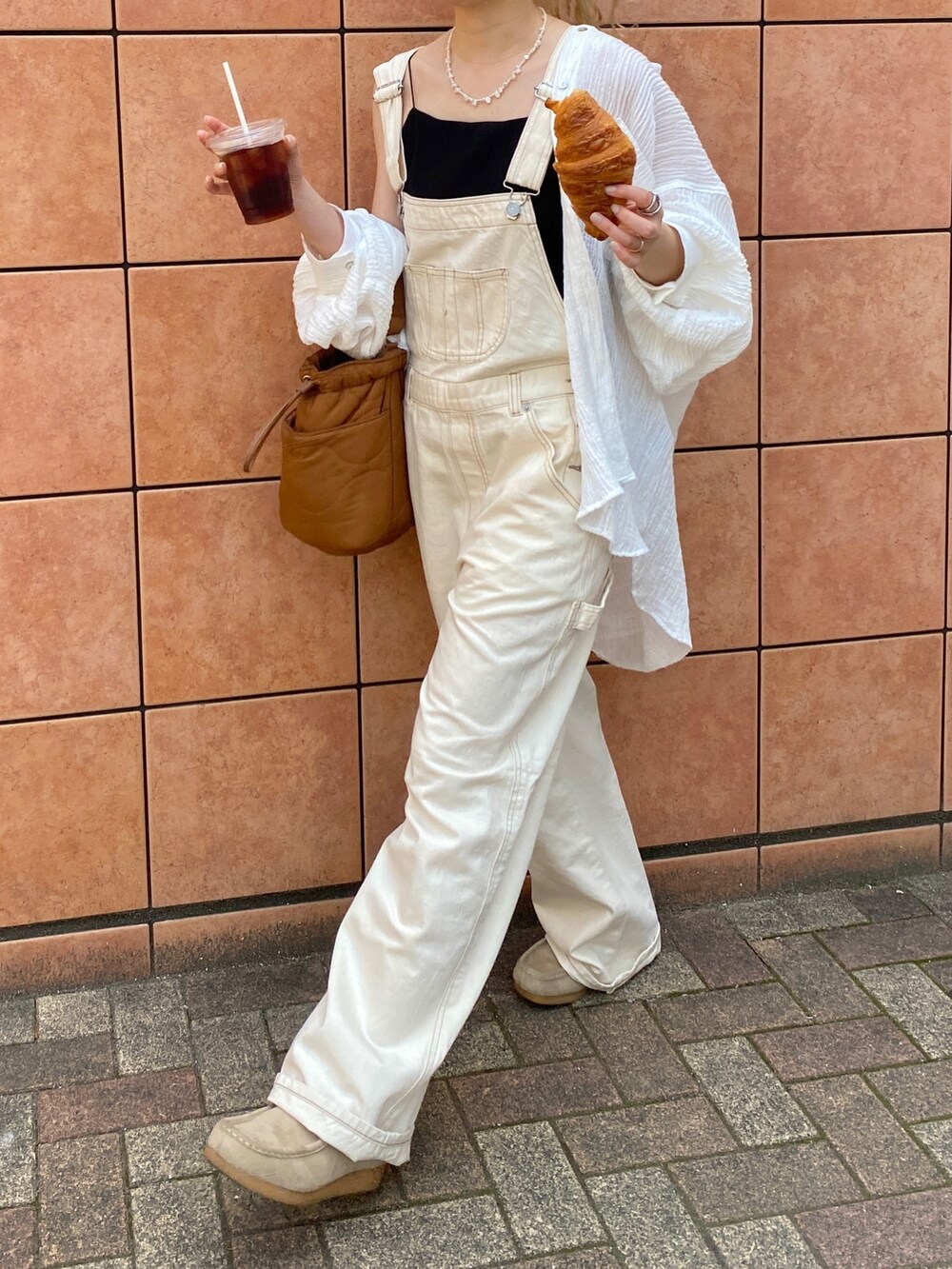 ホワイト系のつなぎ/オールインワン、ブラック系のキャミソール、ホワイト系のシャツ/ブラウスを着用したレディースの春コーディネートの2枚目の写真