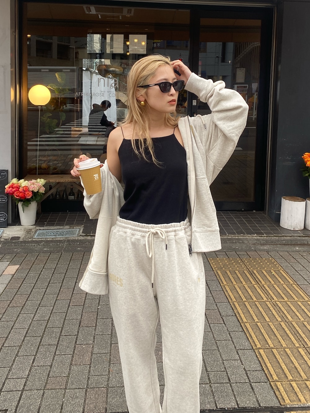 ホワイト系のパーカー、ホワイト系のスウェットパンツを着用したレディースの冬コーディネートの2枚目の写真