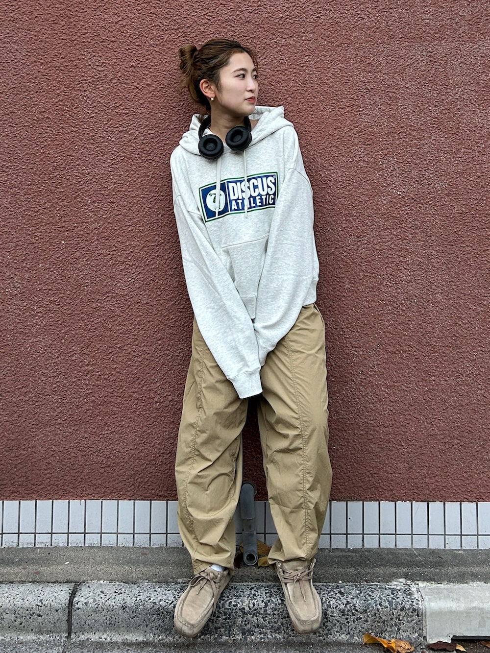 グレー系のパーカー、ベージュ系のその他パンツを着用したレディースの冬コーディネートの2枚目の写真