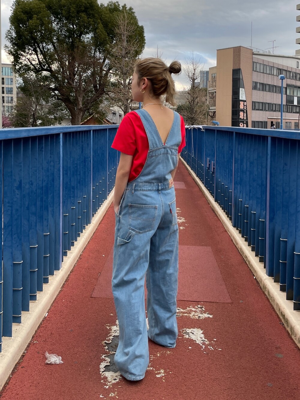 ブルー系のつなぎ/オールインワン、レッド系のTシャツ/カットソーを着用したレディースの春コーディネートの4枚目の写真