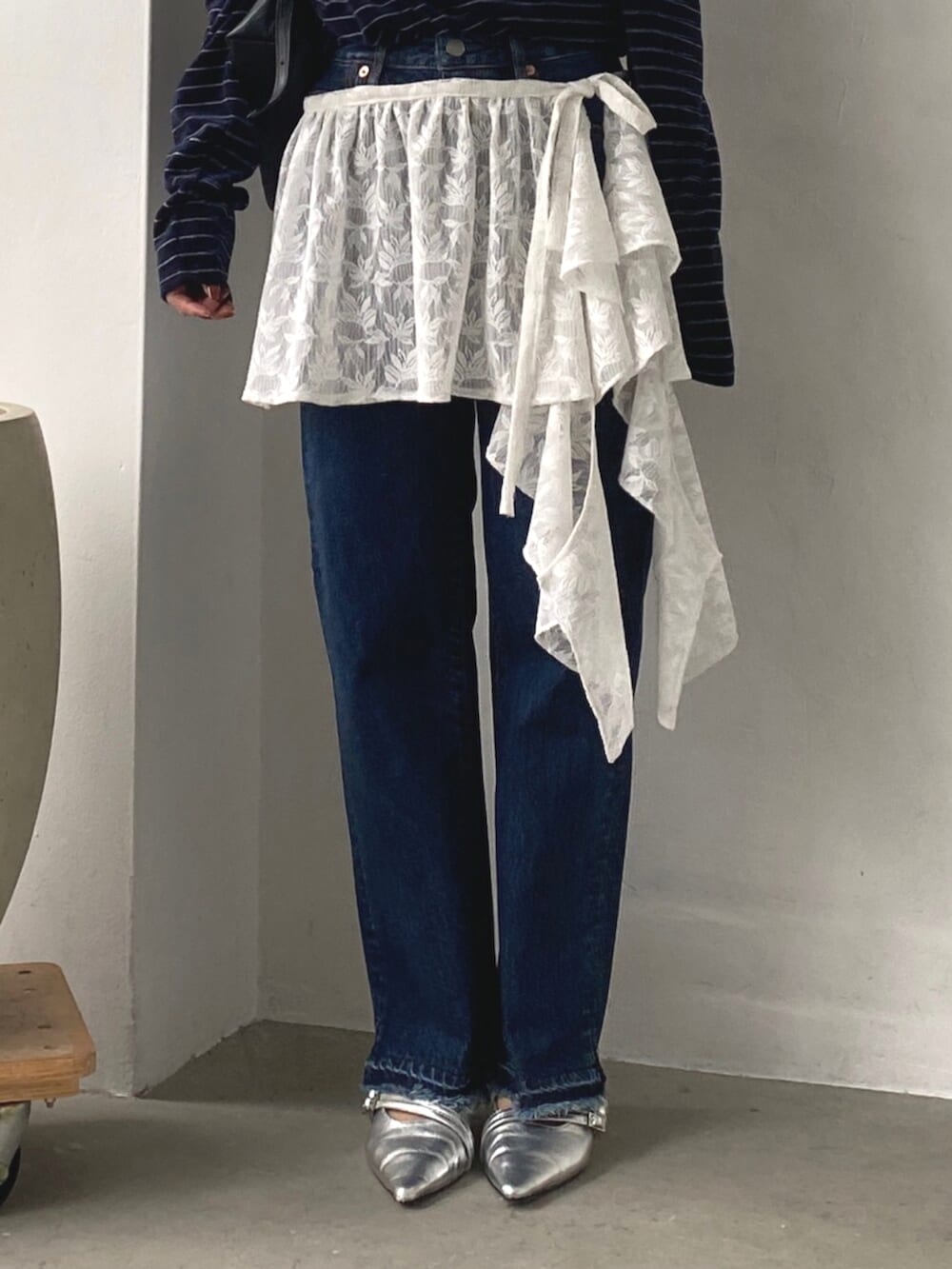 シルバー系のパンプス、その他のTシャツ/カットソー、ホワイト系のスカートを着用したレディースの秋コーディネートの5枚目の写真