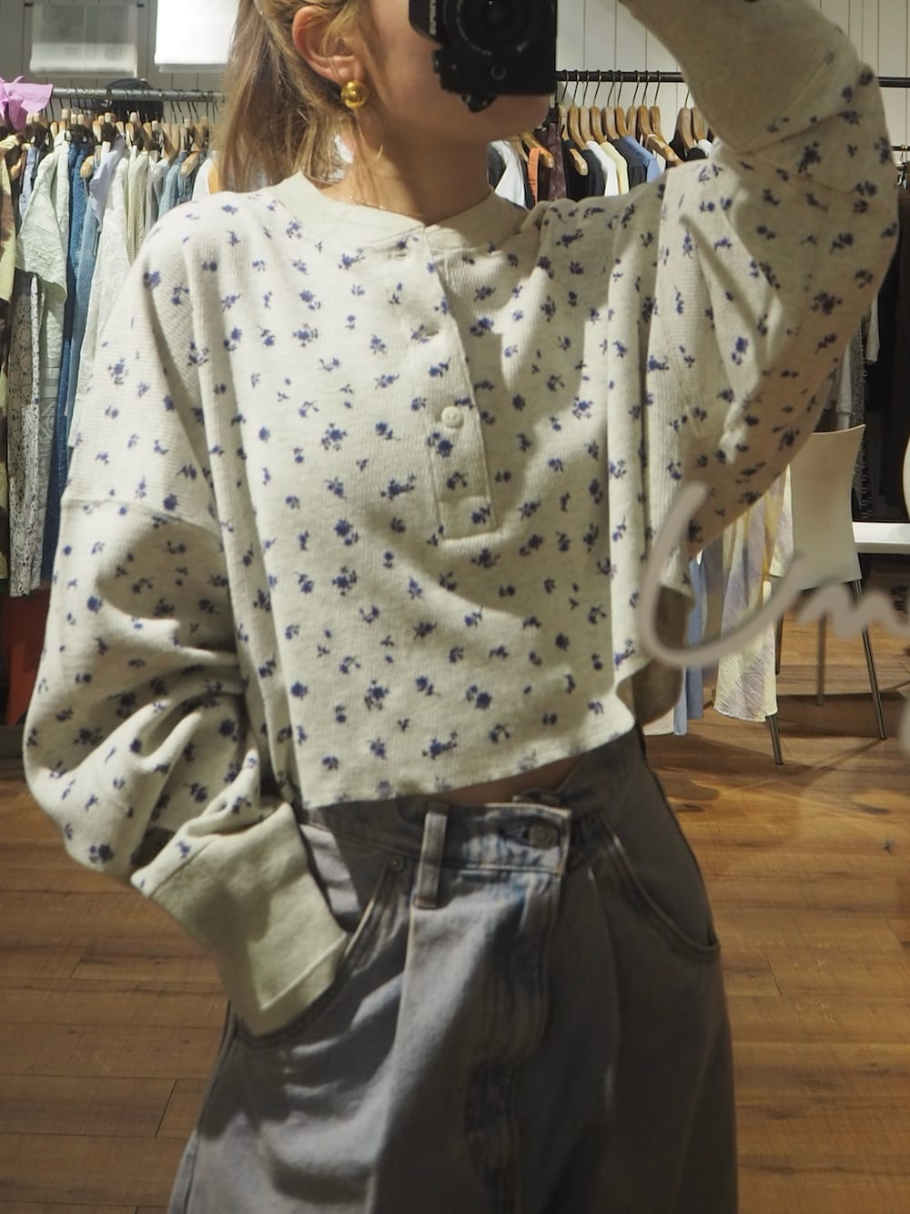 その他のTシャツ/カットソー、ブルー系のデニムパンツ、ホワイト系のパンプスを着用したレディースの冬コーディネートの2枚目の写真