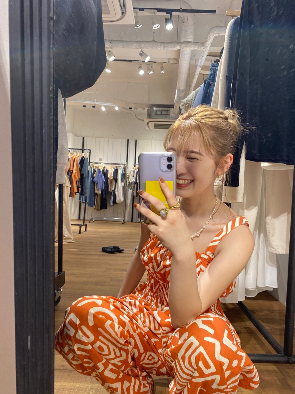 その他のキャミソール、その他のその他パンツ、ホワイト系のキャミソールを着用したレディースの夏コーディネートの3枚目の写真