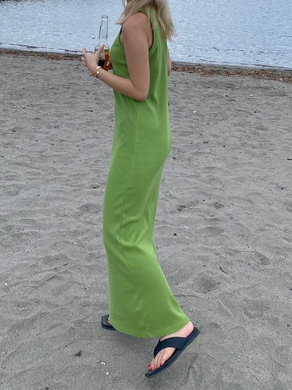 グリーン系のワンピース、ブラウン系のハットを着用したレディースの夏コーディネートの4枚目の写真