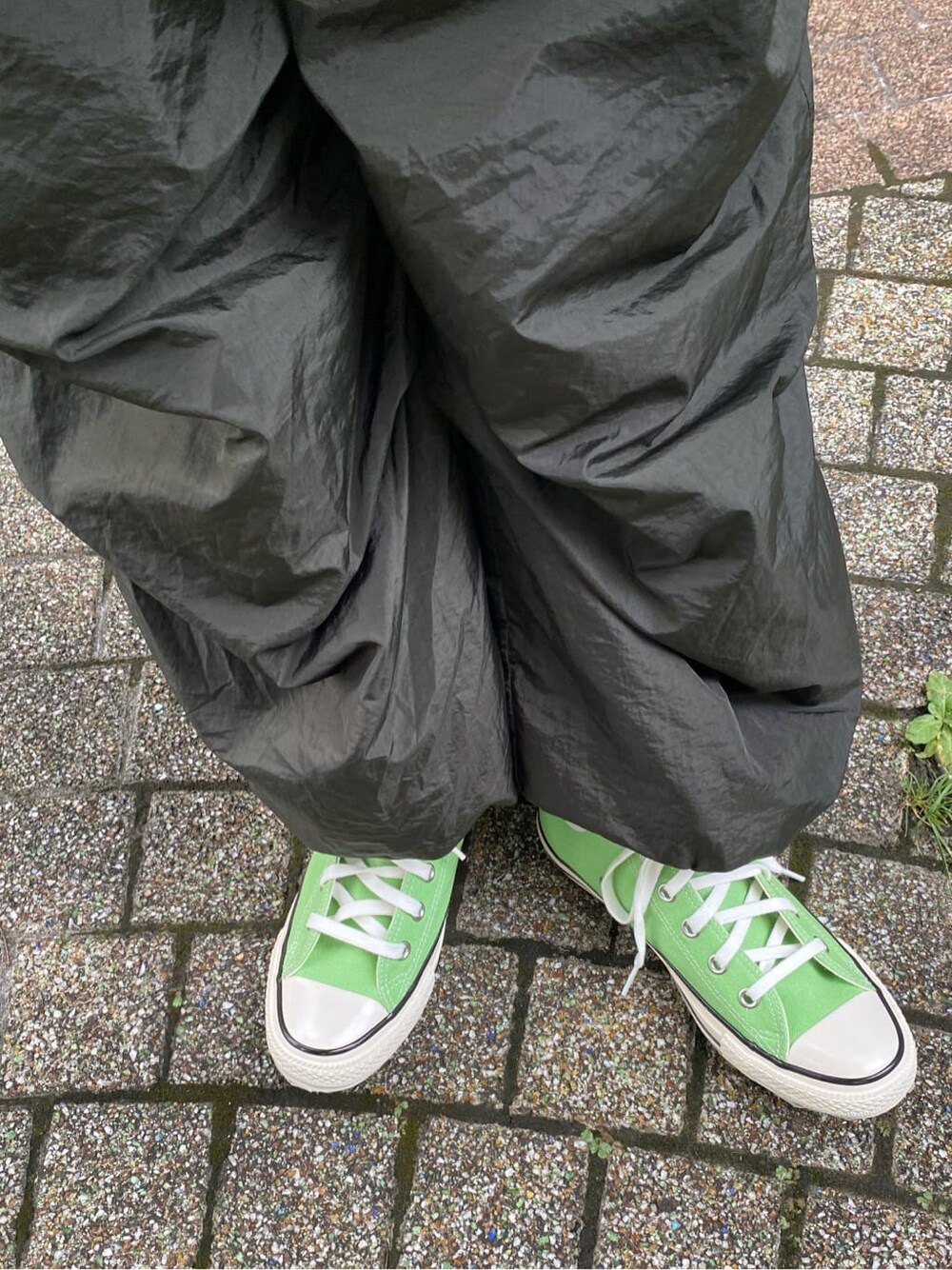 グリーン系のニット/セーター、グレー系のその他パンツを着用したレディースの秋コーディネートの6枚目の写真