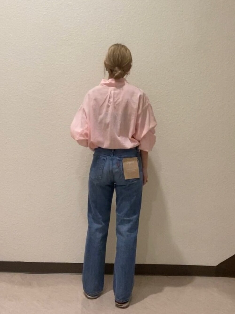 ピンク系のシャツ/ブラウス、ブルー系のデニムパンツを着用したレディースの夏コーディネートの2枚目の写真