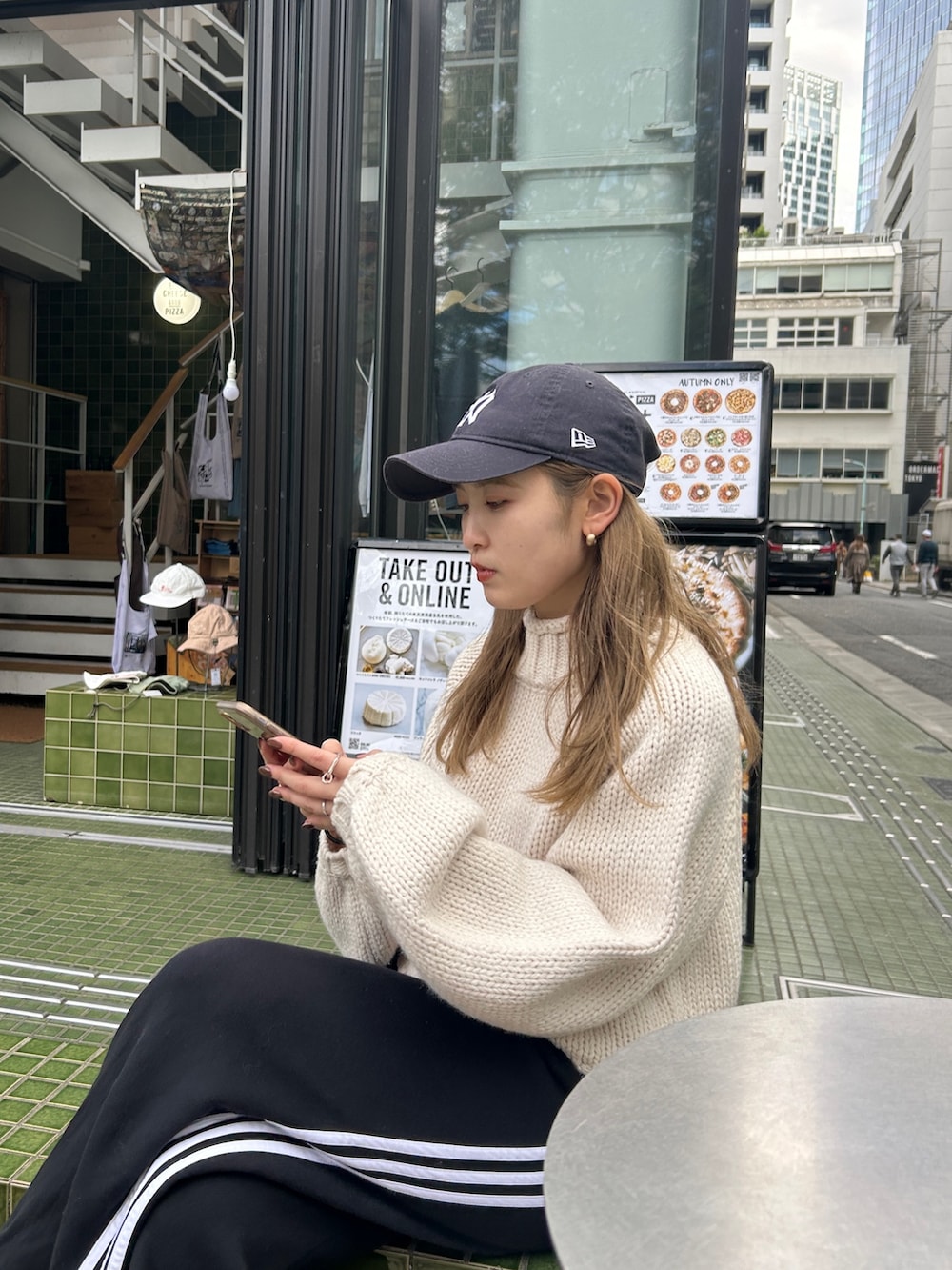 ホワイト系のニット/セーターを着用したレディースの冬コーディネートの2枚目の写真