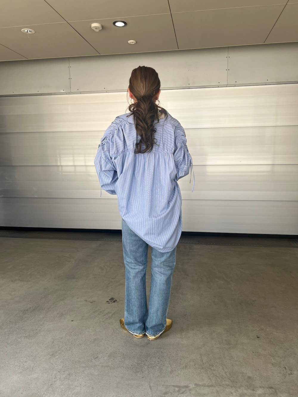 その他のシャツ/ブラウス、ホワイト系のTシャツ/カットソー、ブルー系のデニムパンツを着用したレディースの春コーディネートの5枚目の写真