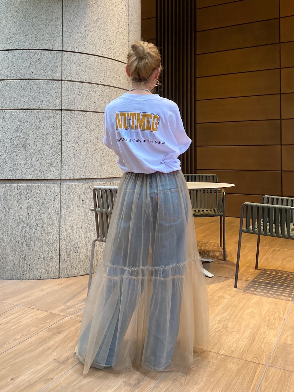 ホワイト系のTシャツ/カットソー、ベージュ系のスカート、ブルー系のデニムパンツを着用したレディースの夏コーディネートの3枚目の写真