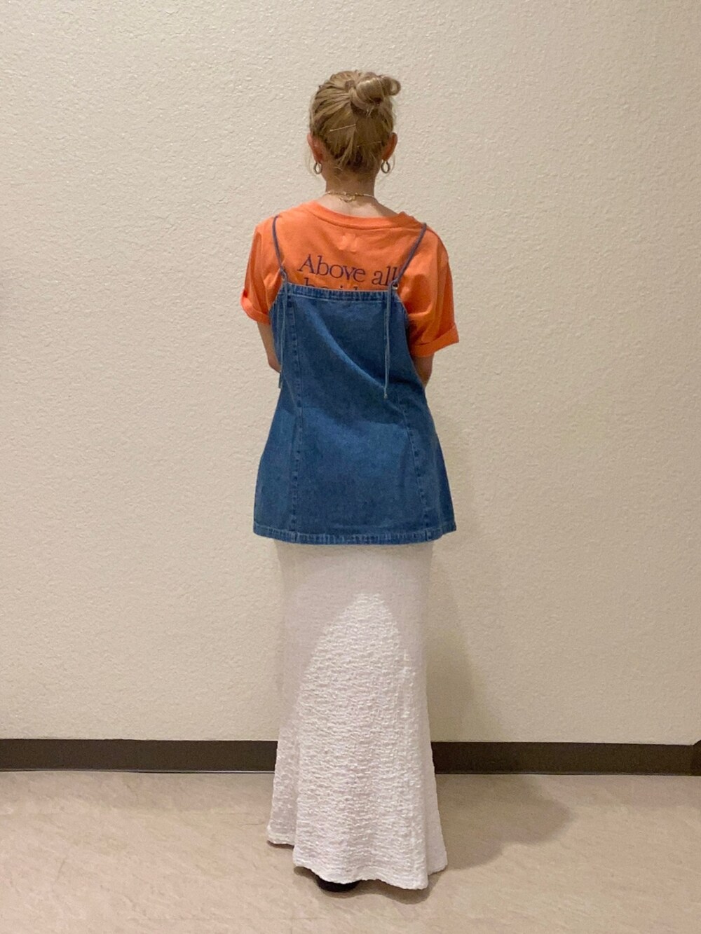 ブルー系のキャミソール、オレンジ系のTシャツ/カットソー、ホワイト系のスカートを着用したレディースの夏コーディネートの2枚目の写真