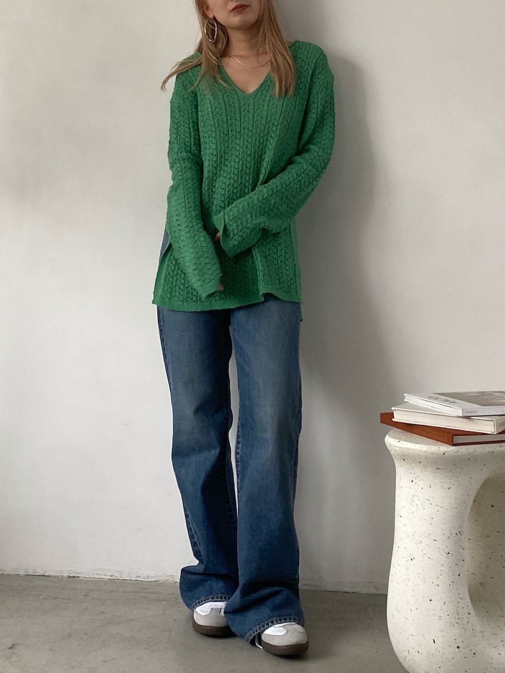 ブルー系のデニムパンツ、グリーン系のニット/セーターを着用したレディースの冬コーディネートの2枚目の写真