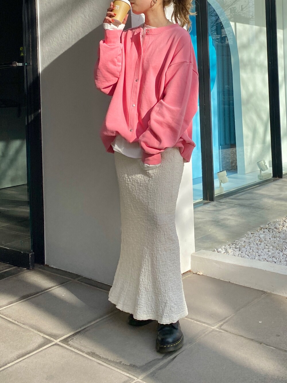 ホワイト系のTシャツ/カットソー、ピンク系のカーディガン/ボレロ、ホワイト系のスカートを着用したレディースの冬コーディネートの2枚目の写真