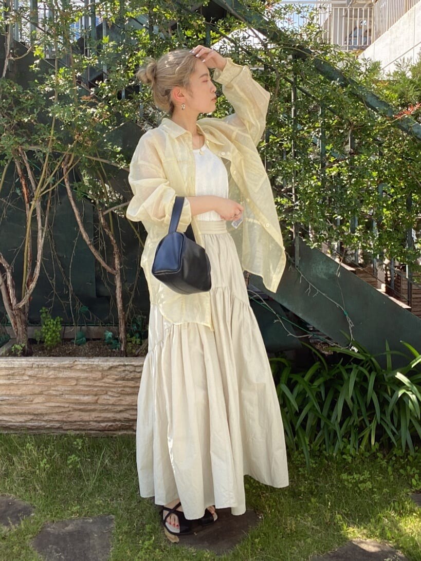 ホワイト系のタンクトップ、ベージュ系のシャツ/ブラウス、ホワイト系のスカートを着用したレディースの春コーディネートの3枚目の写真