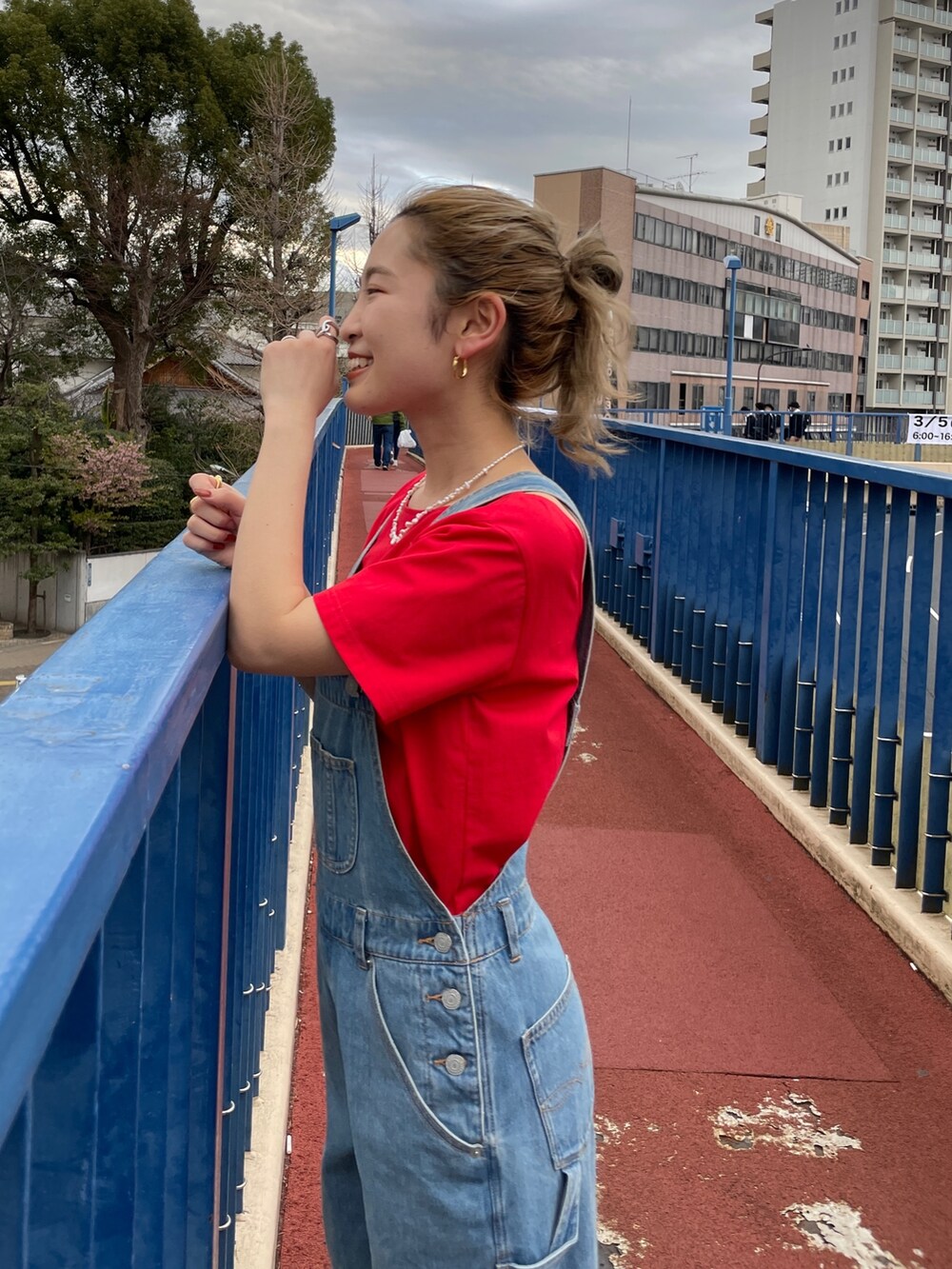 ブルー系のつなぎ/オールインワン、レッド系のTシャツ/カットソーを着用したレディースの春コーディネートの3枚目の写真