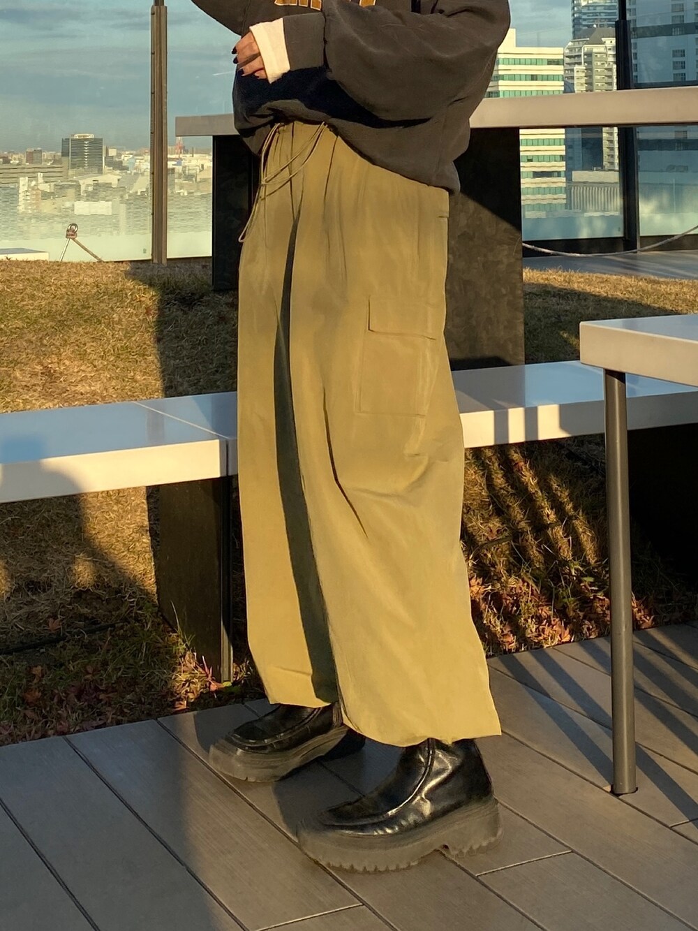 グレー系のTシャツ/カットソー、グリーン系のカーゴパンツ、ホワイト系のTシャツ/カットソーを着用したレディースの冬コーディネートの6枚目の写真