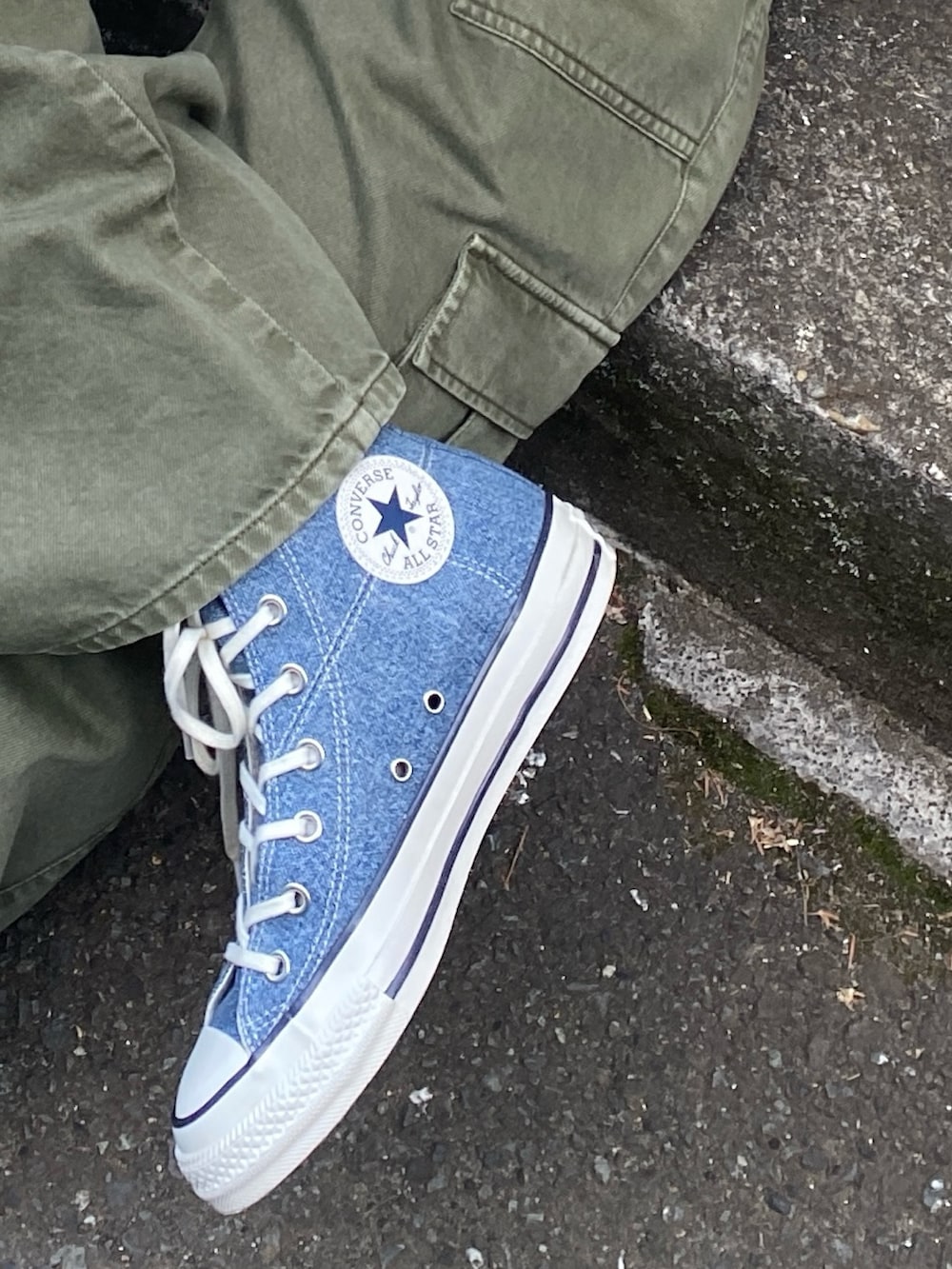 ホワイト系のニット/セーター、ホワイト系のTシャツ/カットソー、ベージュ系のその他パンツを着用したレディースの春コーディネートの3枚目の写真