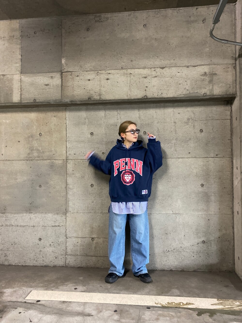 ブルー系のパーカー、ブルー系のシャツ/ブラウス、ブルー系のデニムパンツを着用したレディースの冬コーディネートの3枚目の写真