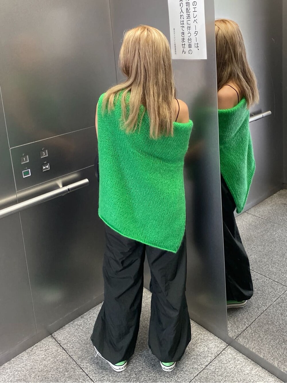 グリーン系のニット/セーター、グレー系のその他パンツを着用したレディースの秋コーディネートの5枚目の写真