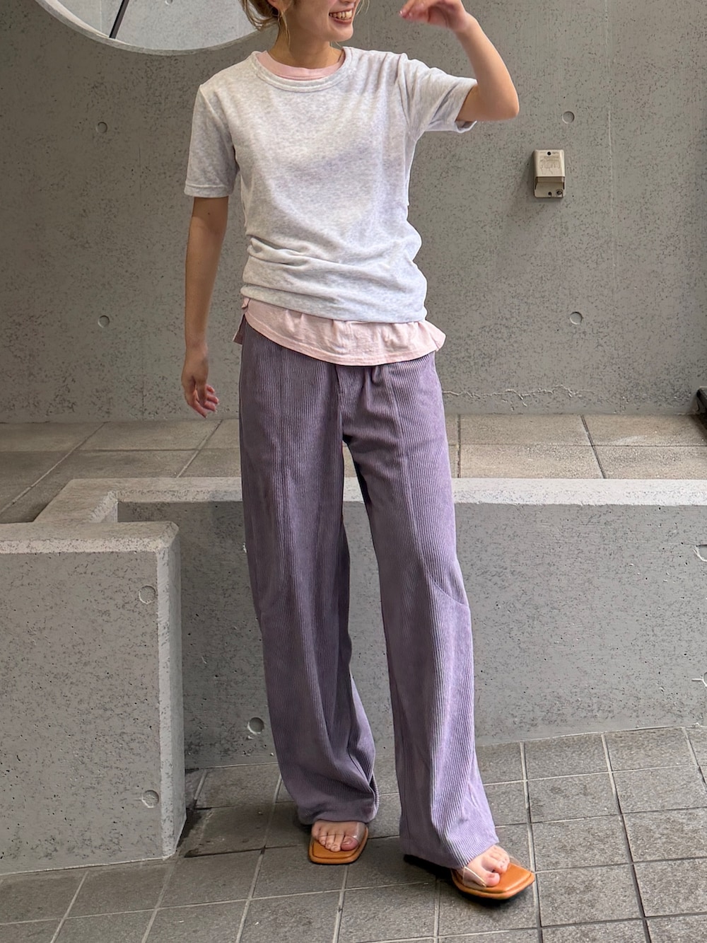 ホワイト系のTシャツ/カットソー、パープル系のその他パンツ、その他のサンダルを着用したレディースの夏コーディネートの2枚目の写真