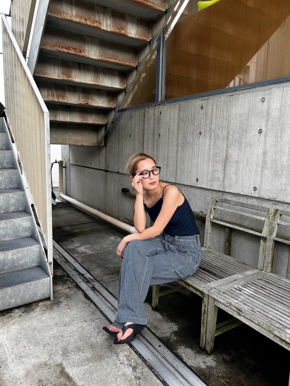 その他のデニムパンツを着用したレディースの秋コーディネートの5枚目の写真