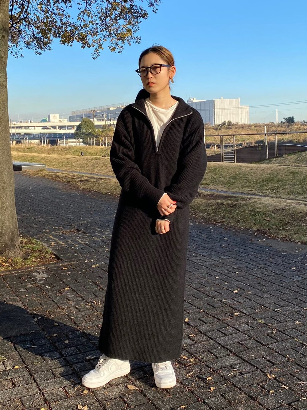 ブラック系のワンピース、ブラック系のメガネを着用したレディースの冬コーディネートの4枚目の写真