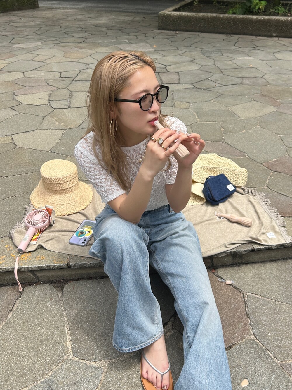 ホワイト系のTシャツ/カットソー、ブルー系のデニムパンツ、ベージュ系のハットを着用したレディースの夏コーディネートの5枚目の写真