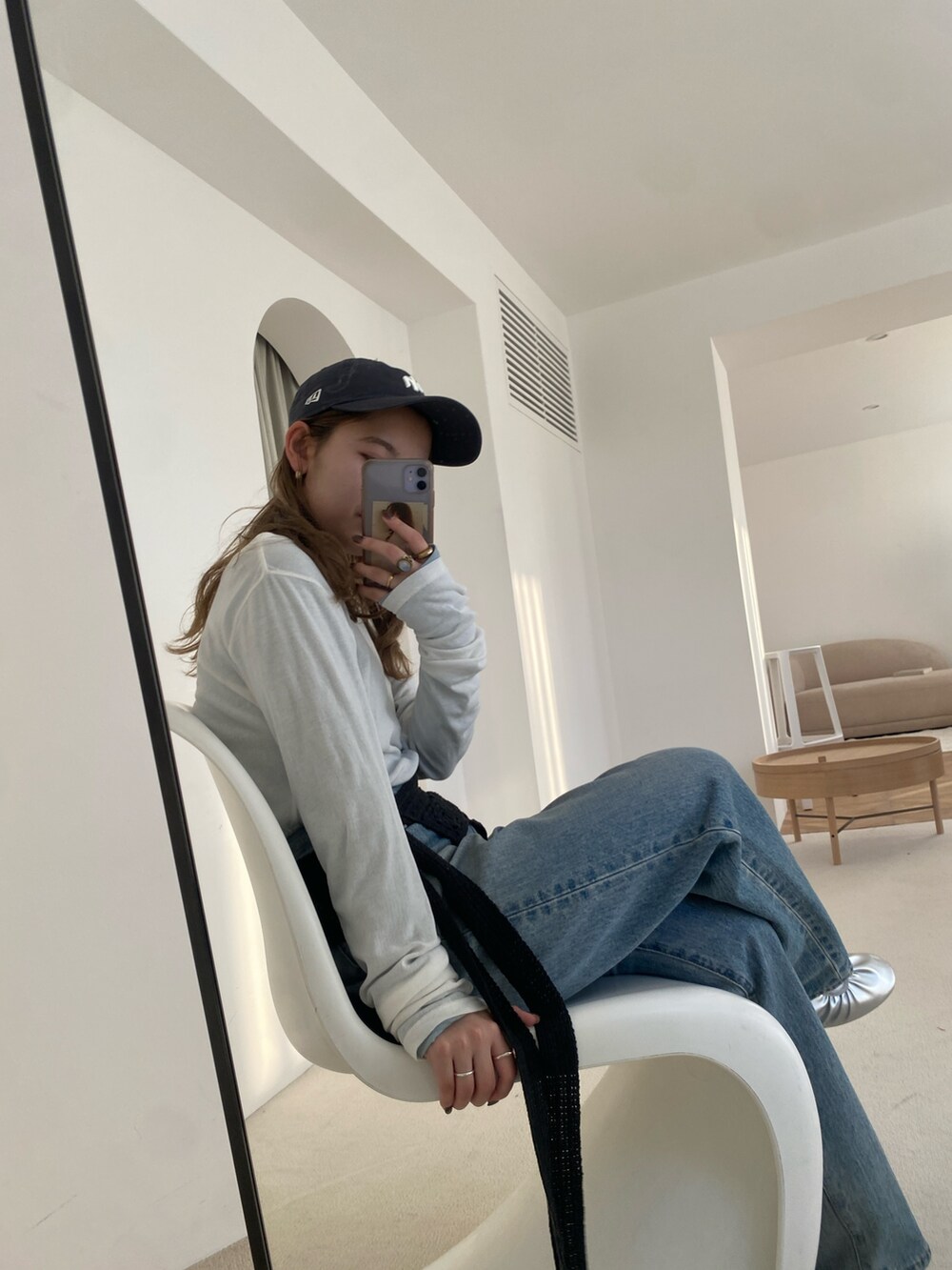 ブルー系のTシャツ/カットソー、ホワイト系のTシャツ/カットソー、ブラック系のスカートを着用したレディースの冬コーディネートの2枚目の写真