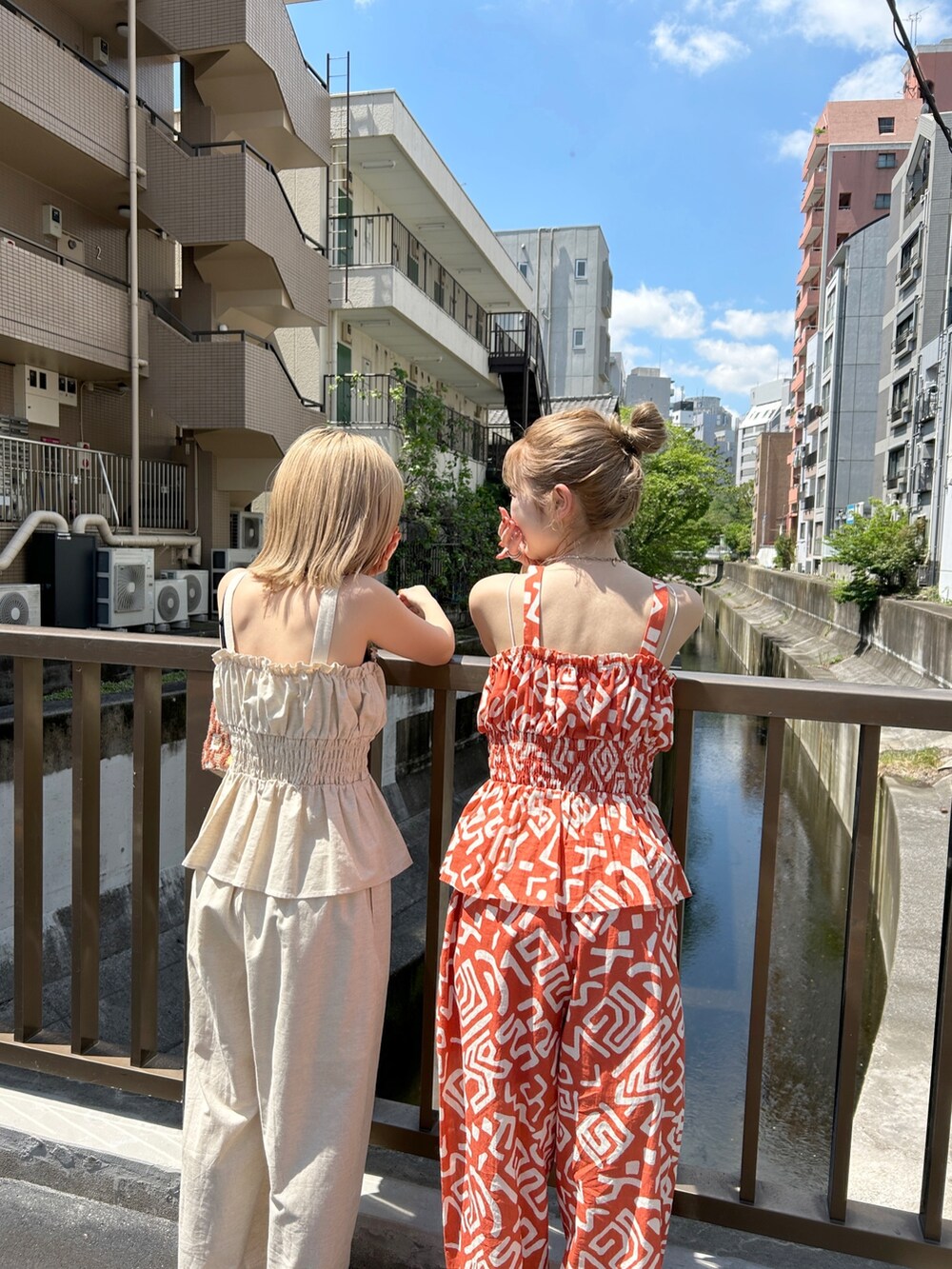 その他のキャミソール、その他のその他パンツ、ホワイト系のキャミソールを着用したレディースの夏コーディネートの2枚目の写真