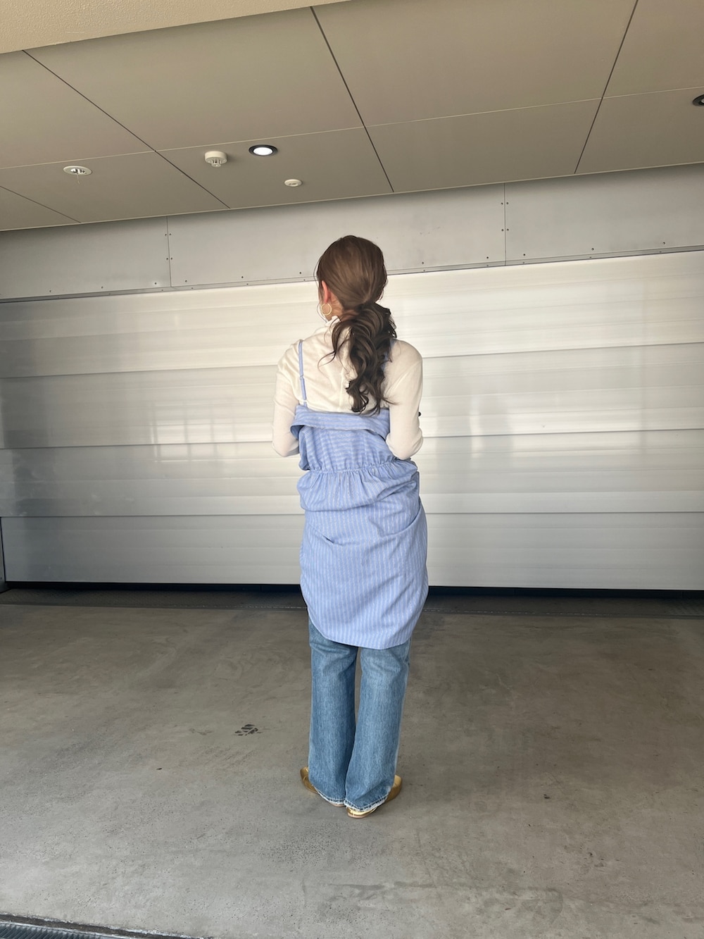 その他のシャツ/ブラウス、ホワイト系のTシャツ/カットソー、ブルー系のデニムパンツを着用したレディースの春コーディネートの3枚目の写真