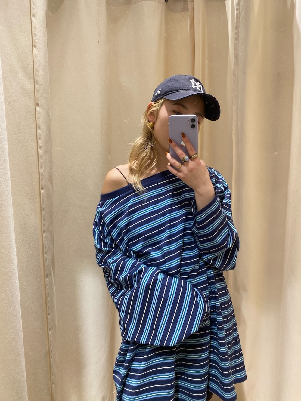 ブルー系のTシャツ/カットソー、ブラック系のブーツを着用したレディースの春コーディネートの4枚目の写真