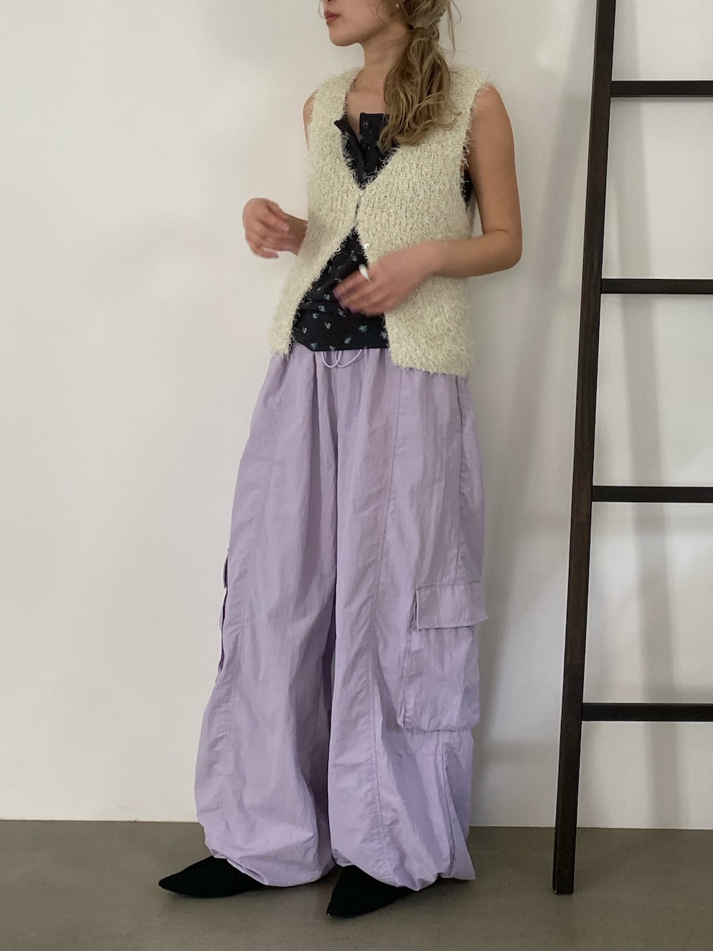 パープル系のその他パンツ、ブラック系のパンプス、グレー系のキャミソールを着用したレディースの夏コーディネートの3枚目の写真