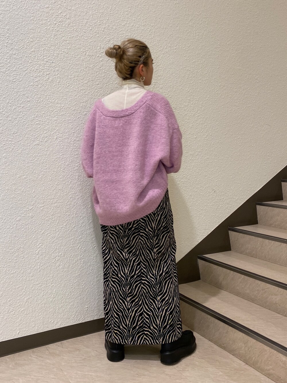 ピンク系のカーディガン/ボレロ、ホワイト系のTシャツ/カットソー、ブラック系のスカートを着用したレディースの秋コーディネートの3枚目の写真