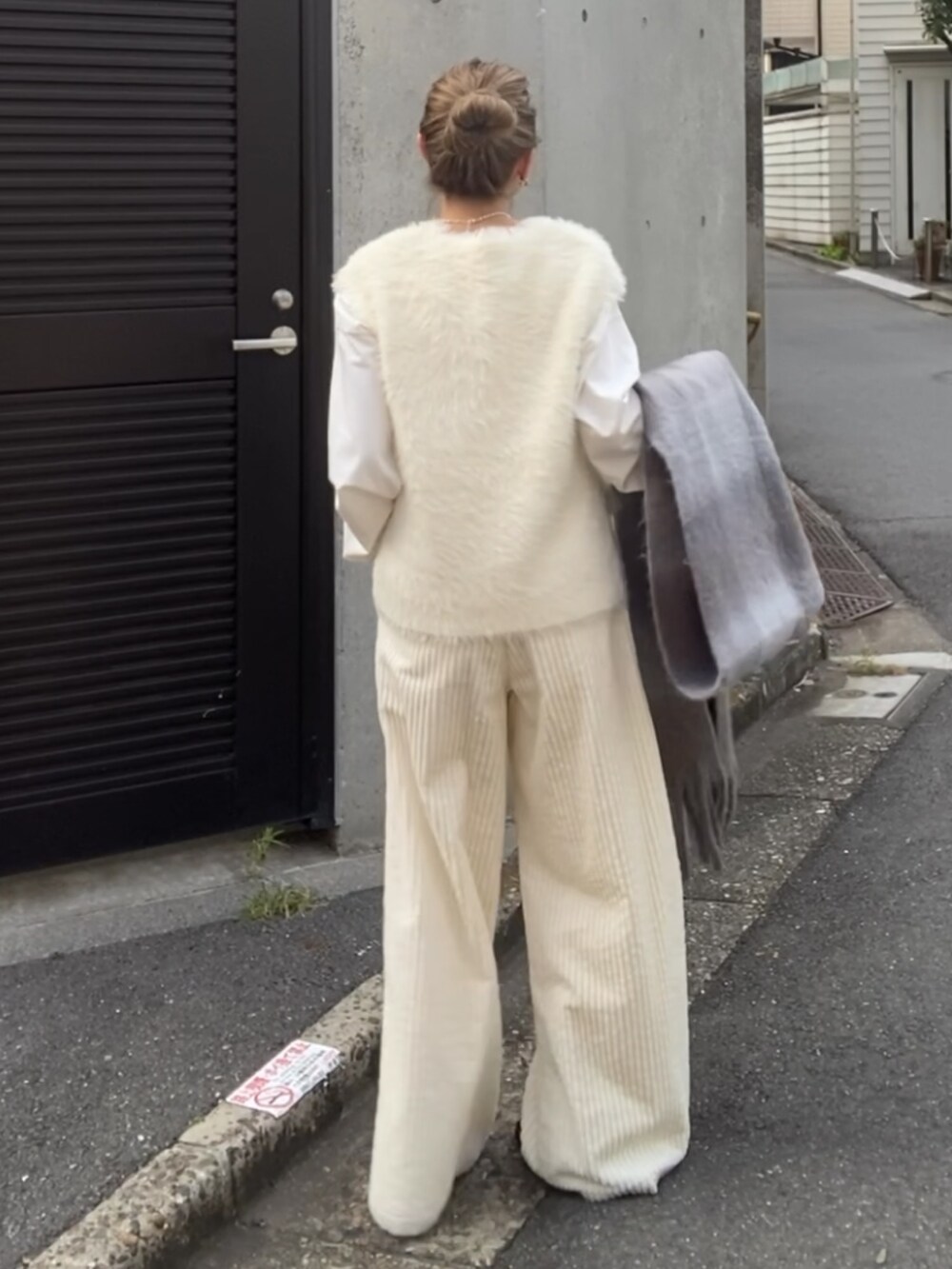 ホワイト系のニット/セーター、ホワイト系のTシャツ/カットソー、ホワイト系のその他パンツを着用したレディースの冬コーディネートの3枚目の写真